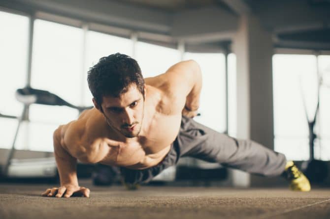 uma flexão de um braço para cima